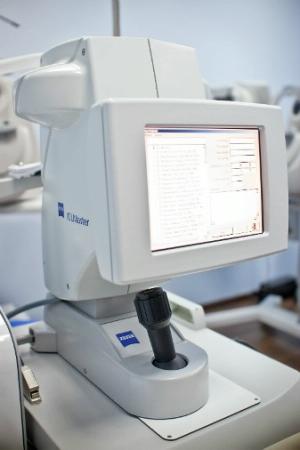 Оптический интерферентный биометр IOL-MASTER производство CARL ZEISS (Германия) для измерения параметров глаза, необходимых при расчете и выборе ИОЛ.